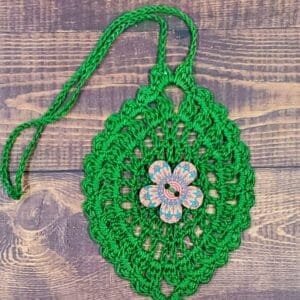 Bullseye Flower on Green Bloom Charm